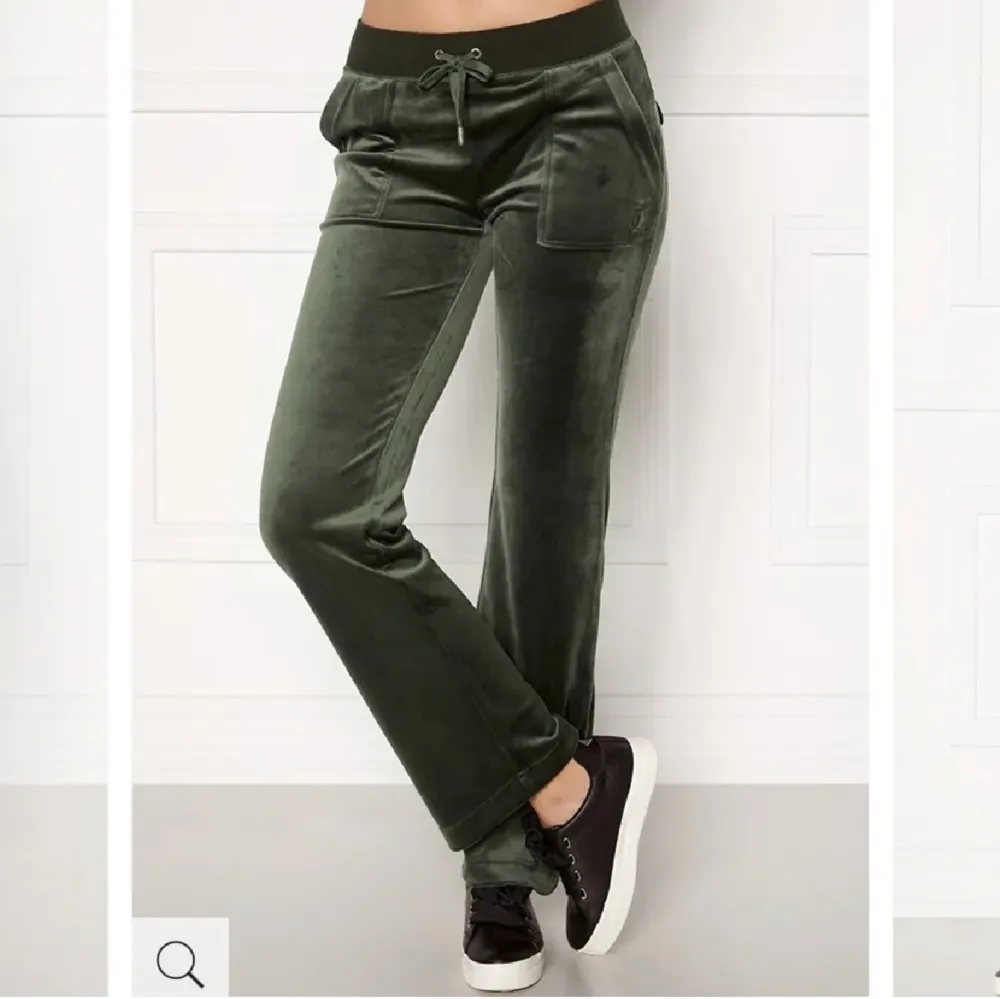 Säljer dessa juicybyxor i färgen dark Moss!! Helt nya. Jeans & Byxor.