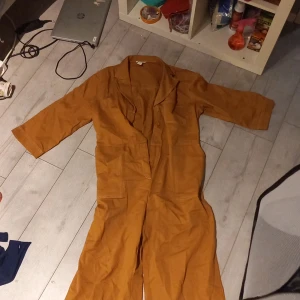 Monki overall - En gul overall ifrån monki knappt använd, storlek xl, den har inga defekter eller nå fläckar eftersom den mest legat i min garderob.
