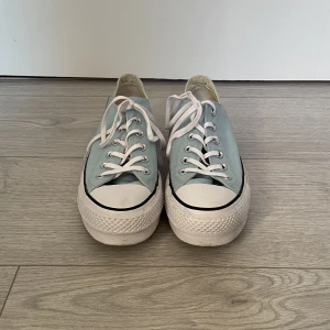 Ljusblåa converse - Låg converse med platform sula (: köpa för flera är sen men inte så jätte använda faktiskt. Dessa är lite långa jag brukar ha storlek 38-40 på skor (:
