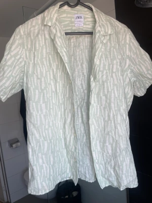 Kortärmad skjorta från zara - Skjorta använd en gång! As fint skick, i linne! 