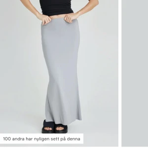 bikbok långkjol - säljer denna jätte populära långkjolen då jag köpte en storlek för stor, jätte fin & endast använd 1 gång, inga fläckar eller defekter💞💞hör av er vid fler frågor!💞