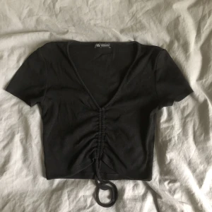 Svart ZARA topp - Jättegullig topp från ZARA i bra skick!