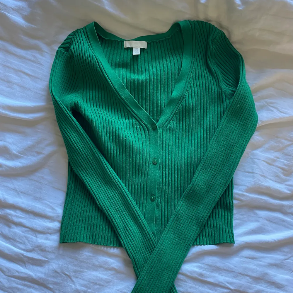 Halvstickad tröja från hm men v ringning. Superfin grön färg, använd Max 2 gånger så den är i nyskick. Toppar.