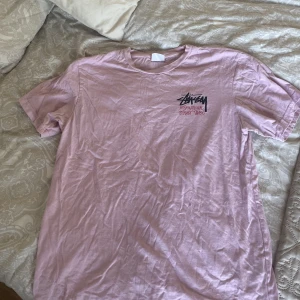Stussy tshirt - Cool tshirt från märket stüssy. Köpt i Australien.  Storlek 8, passar xs, s & m men beror på hur oversize man vill ha den såklart 