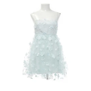 Söt blommig tyllklänning  - Jättesöt tyllklänning som liknar flera av Ida Sjöstedts klänningar🥰 sparsamt använd🫶🏻