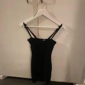 En svart tajt klänning som knappt är använd💓finns ej kvar på hm🫶🏻