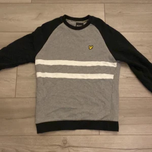Lyle & scott sweatshirt  - säljare pga den är för liten 