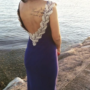 Klänning - Klänning använd en gång. Figursydd.