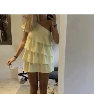 Populär volangklännimg zara gul - Super fin populär vilangklänning från zara som sitter super fint och passar jätte bra till sommarn