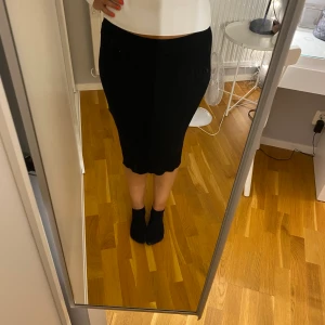 Kjol - Säljer min svarta ribbade lång kjol med slits från nakd, då den tyvärr inte kommer till användning.