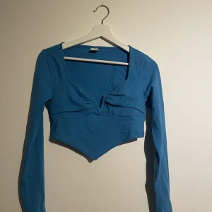 Blå långärmad  - Fin blå långärmad topp från Urban Outfitters i nyskick🌸 Stirlek M men passar S