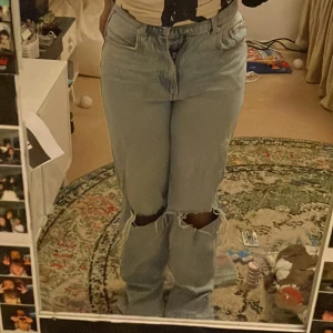 Ljusblåa jeans  - Har haft jeansen i typ tre år men knappt använt dem. För långa och för små för mig i midjan och runt låren. 