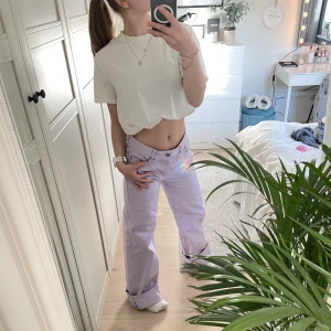 Lila Jeans  - Säljer dessa as coola byxor då dom är för långa för mig så dom har inte använts mer än 3 gånger och är i super skick!!! Byxorna är från Junkyard - storlek vet jag inte men dom är för långa för mig som är 157cm 💗💗