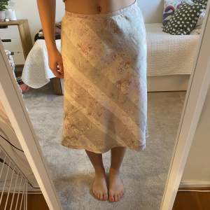 sommrig kjol i silke från French Connection.