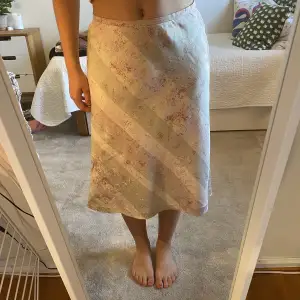 sommrig kjol i silke från French Connection.