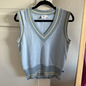 Väst ljusblå somrig old money y2k kawaii - Ljusblå väst med ljusgula linjer från Connect. Supersnygg att ha den både över en skjorta eller t-shirt, eller som den är över en kjol på sommaren! Säljer pga för liten 😭