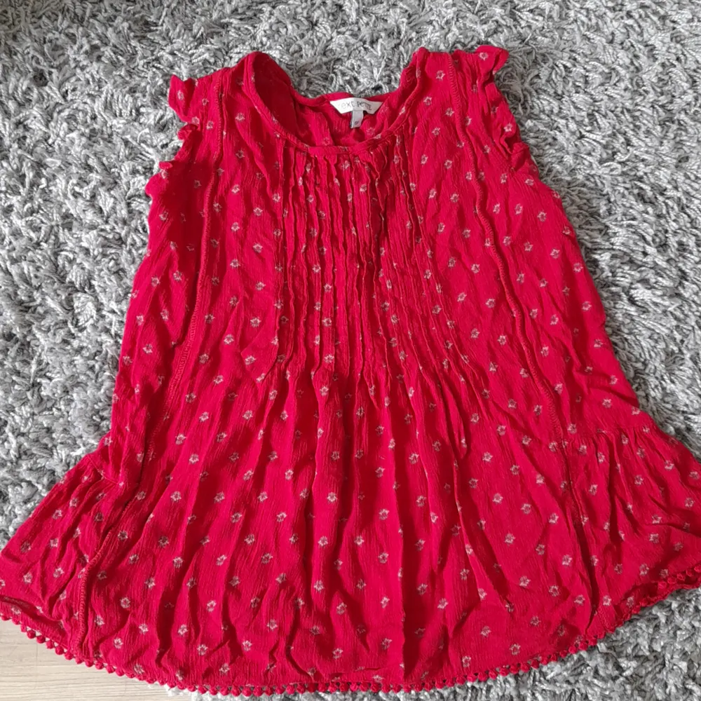 Fin röd blus med enkel design, perfekt för sommaren, passar med nästan allt ( kjolar, shorts eller jeans osv) säljer för att jag inte använder den mycket längre. ❤️☀️. Blusar.