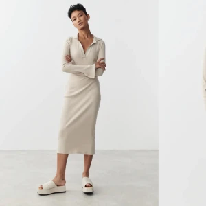 Klänning - Ribbad klänning ifrån ginatricot. Ordinarie pris 399 kr säljer den för 230 kr inkl frakt🩷 köpt nu i våras & använd 1 gång. Storlek S❤️‍🔥