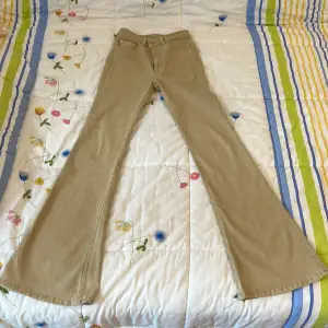 Ett par Mörk beiga utsvänga jeans i storlek 32. Har använt dem ksk 5 gånger, men är i jätte bra gick. Köpte dem från pull&bear. 