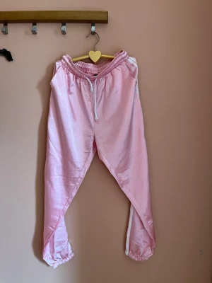 Rosa sidenbyxor tracksuit pants - Lite slitna men fortfarande fina. De har blivit för små för mig. Står att det är stl M men skulle snarare säga S då resårbandet är ganska hårt. Frakt tillkommer.