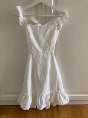 Vit klänning, studentklänning - Jätte fin klänning som jag köpte till studenten men passade tyvärr inte. Jag köpte den via Plick, mycket bra skick.