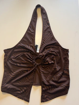 Halterneck - En brun halterneck
