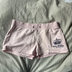  Victoria Beckham pyjamasshorts ! - Jätte misiga babyrosa Victoria Beckham mjukis shorts! I mycket gott skick utan varken fläckar, hål eller defekter och ändast använda ett fåtal gånger.🫶🏼 Står att dom är storlek XL och skulle säga att de motsvarar storlek 36/38. Jätte söta till sommaren🙈