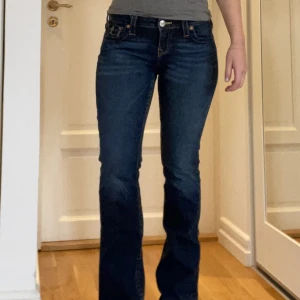 True Religion Jeans - Strl 28, låg midja. Kommer sällan till användning men har lite slitage på ena benet (se bild)  Annars inget att anmärka på