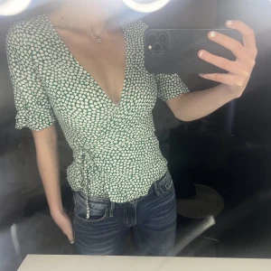 Somrig blus  - Tröja med omlott knytning