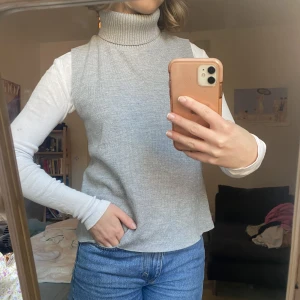 Stickad väst - Supersuper söt grå stickad väst med hög hals, perfekt till vår!! 