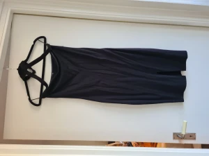 Bodycon klänning - Snygg klänning med chocker och slits