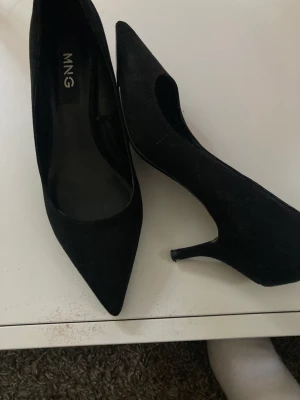Klackskor - Svarta klackar med en häl på ca 4 cm. Endast provade och säljs då de var för små för mig så skulle tro att de passar en 39 eller 40.