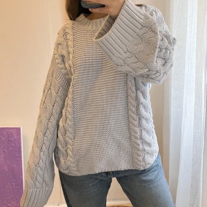 Stickad tröja LJUSBLÅ - Perfekt stickad tröja nu till våren & sommaren. Så fin att ha till kjol!! Använd 1-2 gånger. Så den är helt som ny. Storlek M men väldigt oversize.  För referens: Jag är 160cm lång Bör vanligtvis storlek XS/S