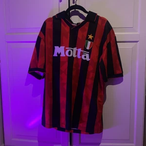 Milan tröja - Jättefin Milan tröja köpt i milano ordinarie pris 1000kr