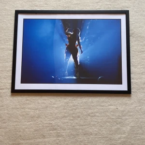 Tavla på Klar Hammarström - Unikt foto av Klara Hammarström. Ram med måtten 50x70 cm. Väldigt maffig och cool att hänga på väggen!