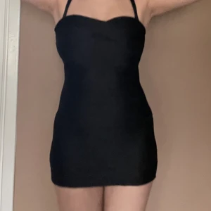 Festklänning  - Svart miniklänning står tyvärr inget märke på och det fanns vadderade kupor med dom är borttagna💋 står ingen storlek men skulle säga 38/M