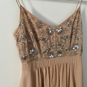 Balklänning - Balklänning från Nelly. Endast använd vid ett tillfälle. Mer ”smutsrosa” än vad den ser ut på bild. Ingenting att anmärka på. ☺️