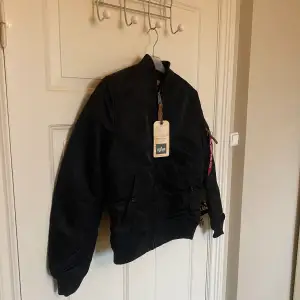 Säljer denna snygga bomberjacka från Alpha Industries. Helt ny och prislappen sitter kvar. Nypris 1699kr. Storlek L, passar som M. Liten i storleken. 