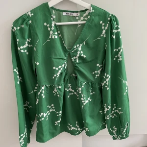Blus - En väldigt söt grön blus med mönster från nakd i strl 34. Aldrig använd🤍