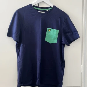 T-shirt  - En riktigt fin t-shirt från Lyle&scott nästan helt orörd! Priset kan diskuteras!!