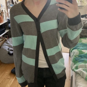 Cool kofta - Köpt second hand så vet ej märke eller storlek, men passar S/M/L, frakt ingår ej i priset! TAR EMOT PRISFÖRSLAG!