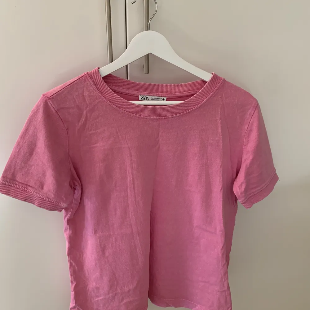 Fin rosa T-shirt. Använd endast 1 gång. Från zara. Storlek M, men passar bra på en small.. T-shirts.
