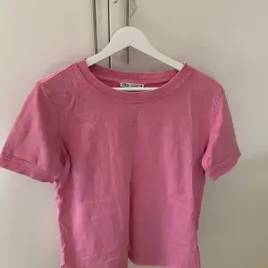Fin rosa T-shirt. Använd endast 1 gång. Från zara. Storlek M, men passar bra på en small.