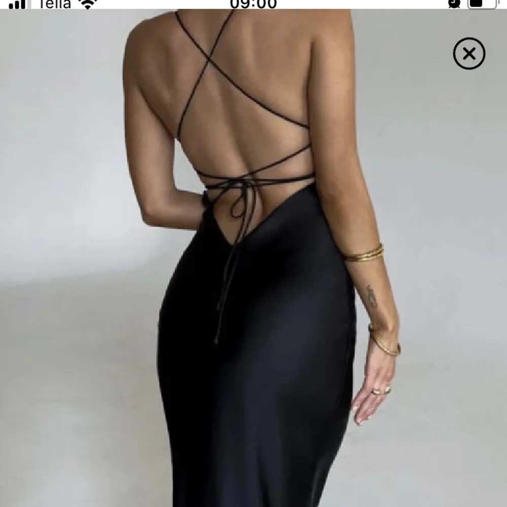 Säljer nu denna super finns balklänning i svart Säljer pågrund av att jag hittat en annan men tycker värkligen att den är super snygg!! Den är i storlek s. Köpt för 600kr är aldrig använd.. Klänningar.