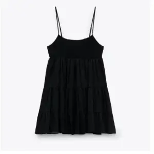 Säljer min svarta zara klänning, samma som på första bilden fast svart. Inte andvänd en endaste gång så helt ny❤️köpt för 400  den säljs inte längre på zara