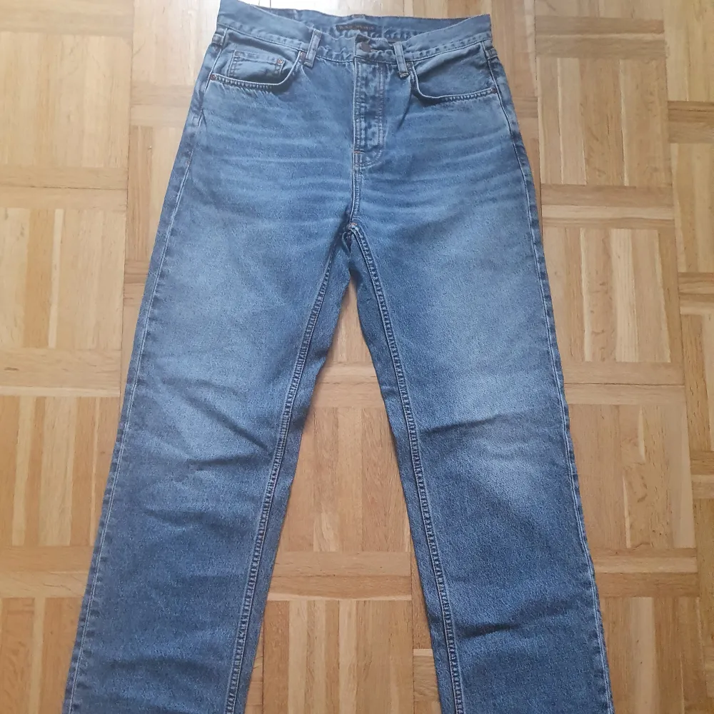 Säljer sonens Nudie jeans modell Tuff Tony i strl 30/34. Relaxed fit, hög midja, knappgylf. Använda ett fåtal gånger. Hämtas i Göteborg eller i Kungälv. Kan skickas om köparen betalar frakten.. Jeans & Byxor.