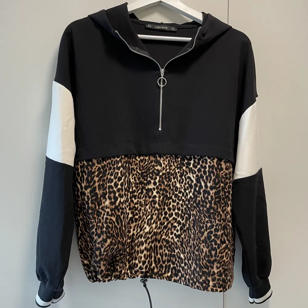 Långärmad ”hoodie” från Zara i finare material. Använd ett fåtal gånger, nyskick 💓Storlek M och oversized modell. Passar även mindre storlekar.. Tröjor & Koftor.