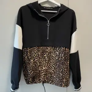Långärmad ”hoodie” från Zara i finare material. Använd ett fåtal gånger, nyskick 💓Storlek M och oversized modell. Passar även mindre storlekar.
