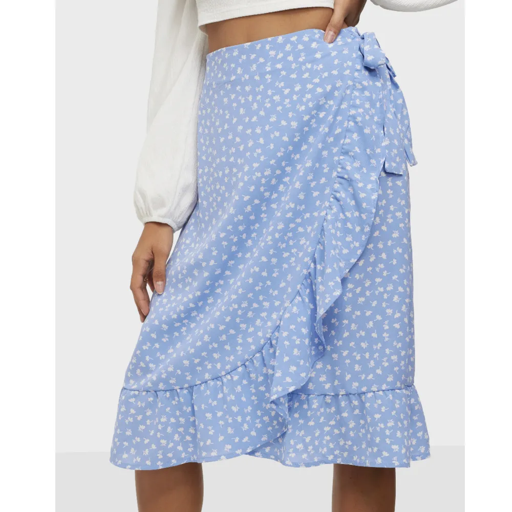 Säljer denna kjol som är perfekt nu till sommaren🥰 kunden står för frakten men annars kan jag mötas upp. Kjolar.