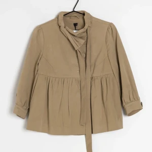 Trekvartsärmad vårjacka - Säljer denna otroligt snygga trekvartsärmade vårjacka som är perfekt nu när det börjar bli lite varmare ute. Köpt från topshop och är i storlek 38. 